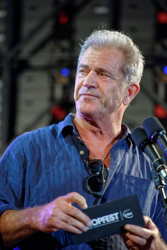 Actor/Director Mel Gibson presents Tropfests first prize