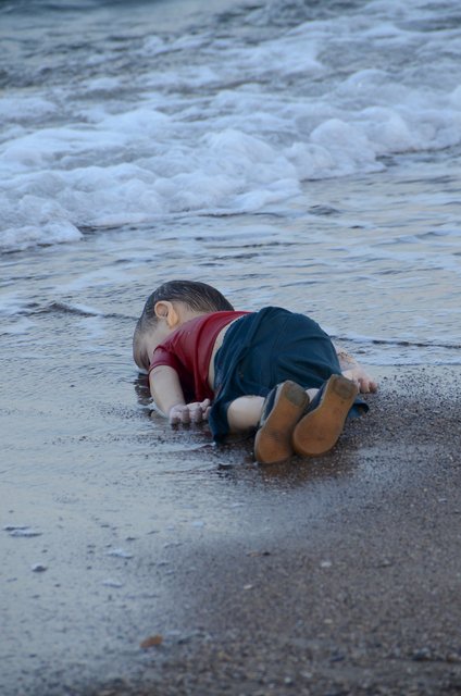 أشهر 10 صور لأطفال هزت ضمير العالم  465