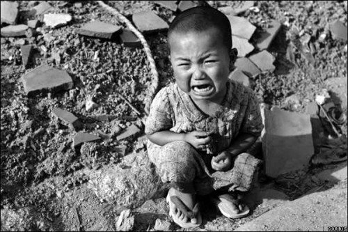 أشهر 10 صور لأطفال هزت ضمير العالم  8522